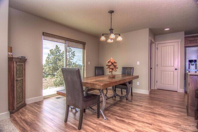 Photo - Gorgeous 4-bedroom single level unfurnished Terrebonne Home with Mountain Views!
