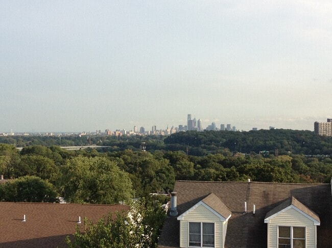 Photo - 240 Lauriston St