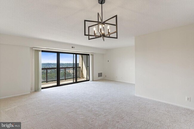 Photo - 203 Yoakum Pkwy Unit 1116