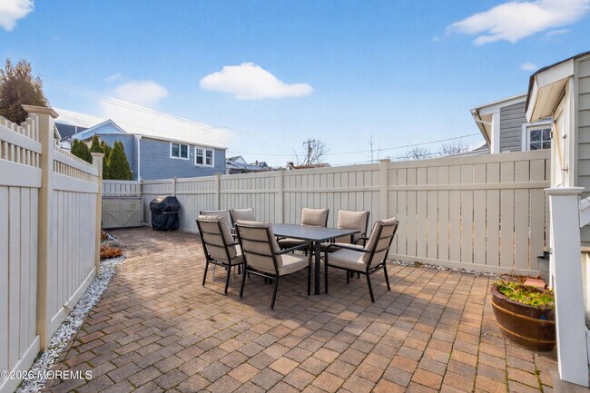 Photo - 211 Lareine Ave