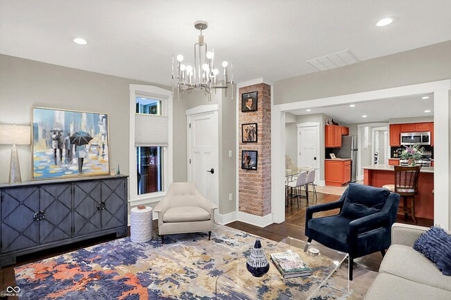 Photo - 140 N Main St