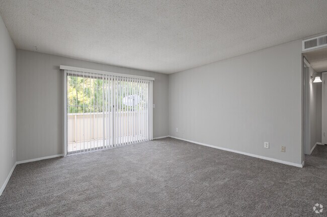 1BR, 1BA - 869SF - Living Room