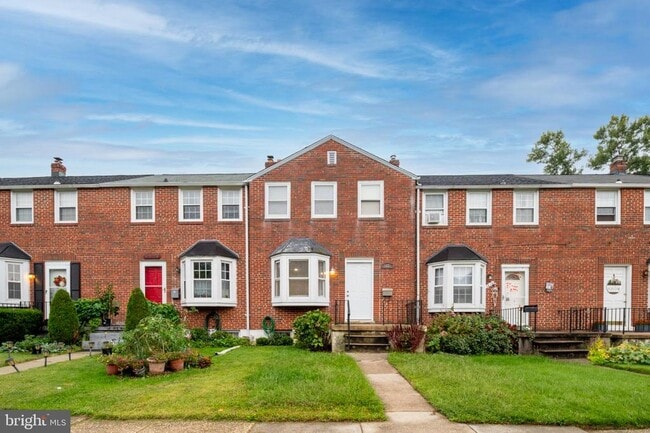 Building Photo - 1621 Thetford Rd