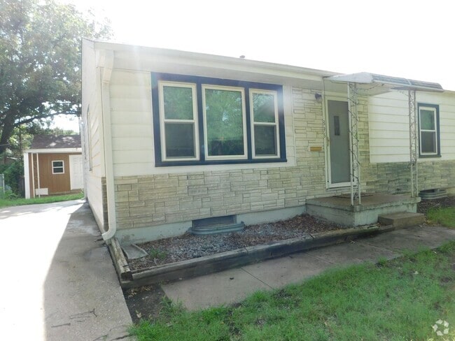 Building Photo - Cozy, Quiet Home