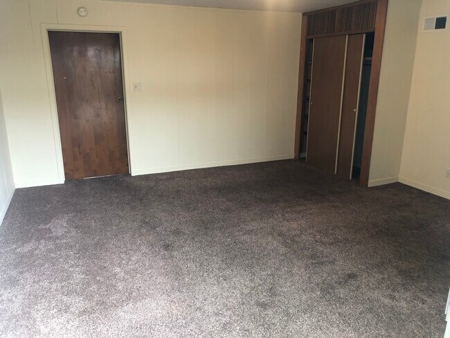 lower bedroom - 280 Prague St