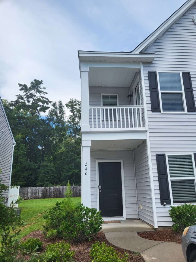 Building Photo - "Spacious Fully Furnished 4-Bedroom Townho... Rental