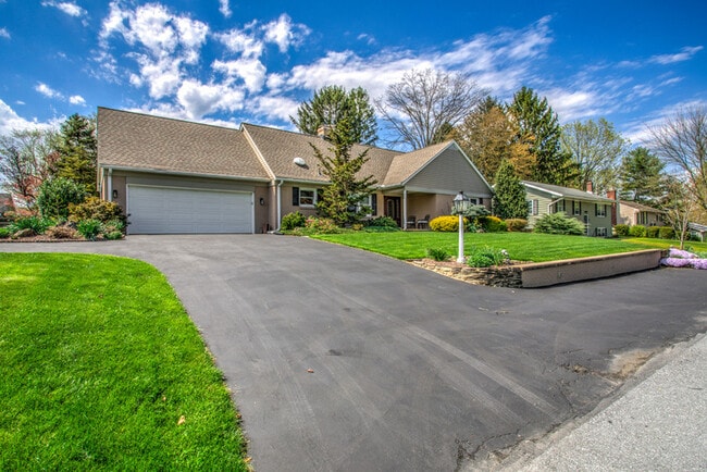 Photo - 1827 Larchmont Ln