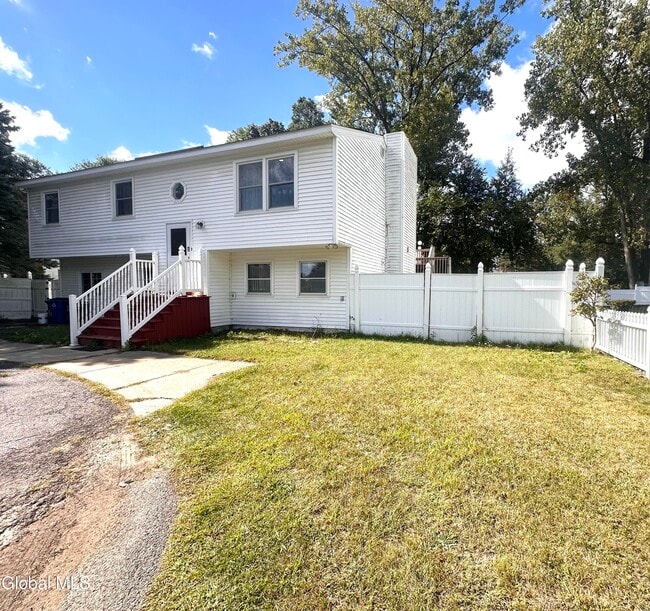 Photo - 4 Thoroughbred Ln