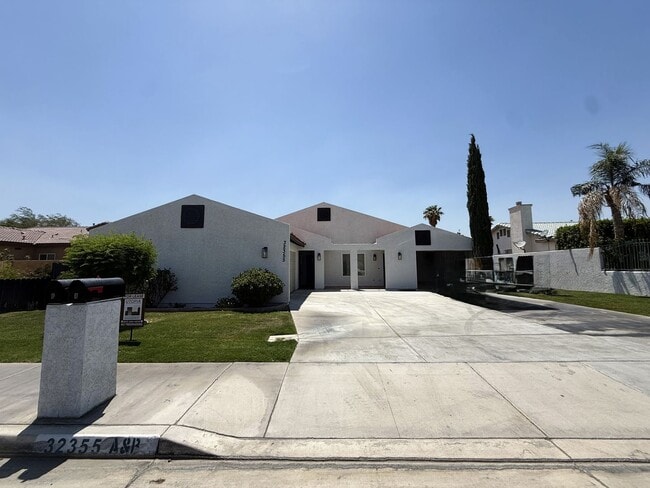 AVAILABLE NOW!!! 3 Bed / 2 Bath Duplex in ... - AVAILABLE NOW!!! 3 Bed / 2 Bath Duplex in ... Casa Adosada