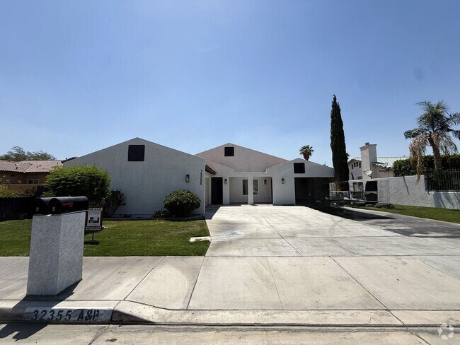 Building Photo - AVAILABLE NOW!!! 3 Bed / 2 Bath Duplex in ... Rental