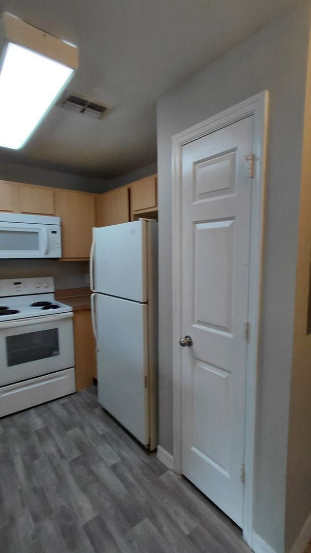 Photo - Spacious 3 bedroom, 2 bath Condo located i...