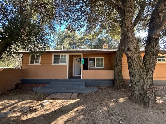 Building Photo - Charming  3 bedroom 2 bath home