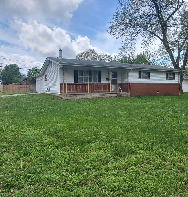 3 Bedroom 2 Bath 2 Car Garage! South! $1295 - 3 Bedroom 2 Bath 2 Car Garage! South! $1295 House