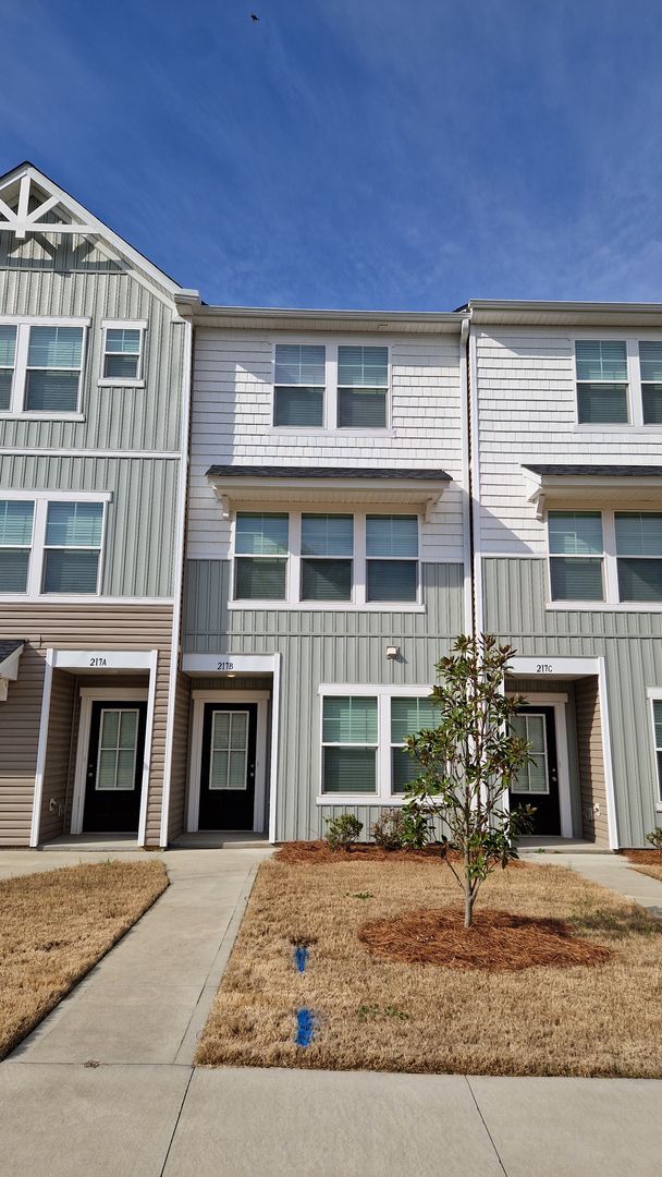 Building Photo - Brand New Townhome | 3 BR/3.5BA | 1-Car Garage | Near Downtown Mooresville