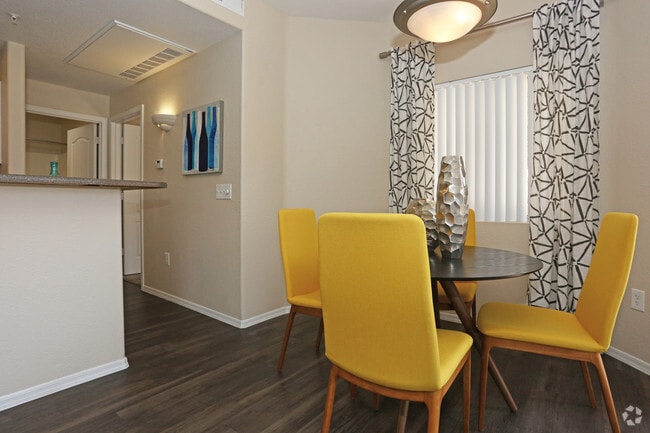 2BR, 2BA - 998 SF - Tresa at Arrowhead