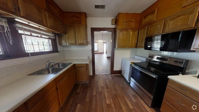 Building Photo - 1624 W 31st St Rental