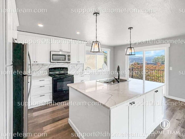 Photo - 405 Maple Ave NW