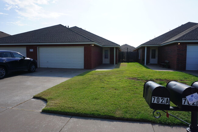 Photo - 702 N Englewood Ave Townhome