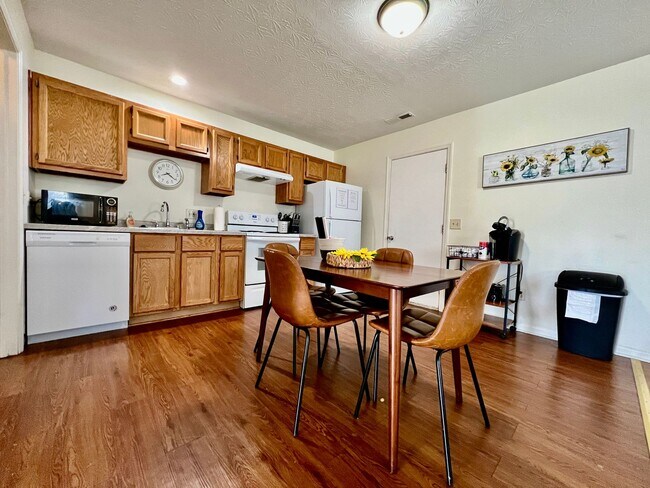 Photo - 3 Bedroom 1 Bathroom Attached House