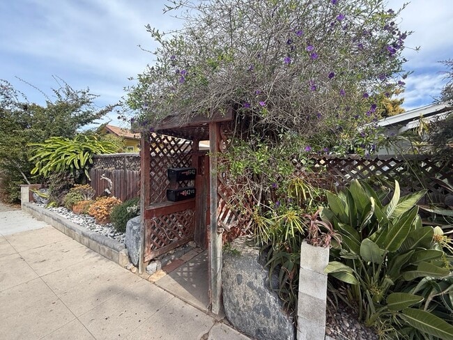 Building Photo - Coastal Living at its Finest: 2BD Ocean Beach Cottage! Unit 4940 Brighton Ave