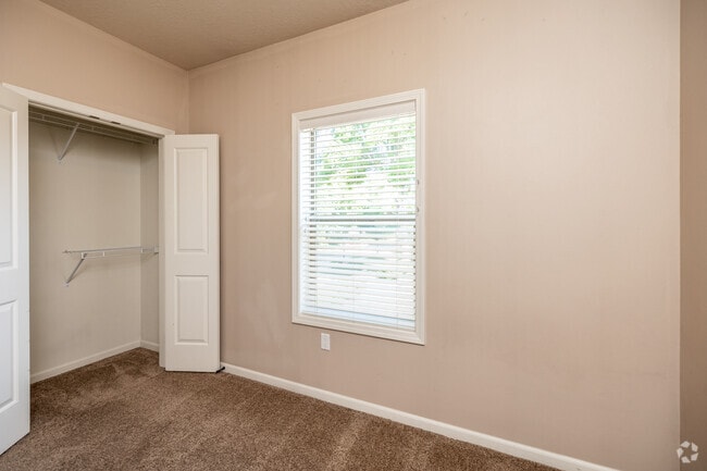 2BR + Den, 2BA - 870 SF - 444 Welch Apartments