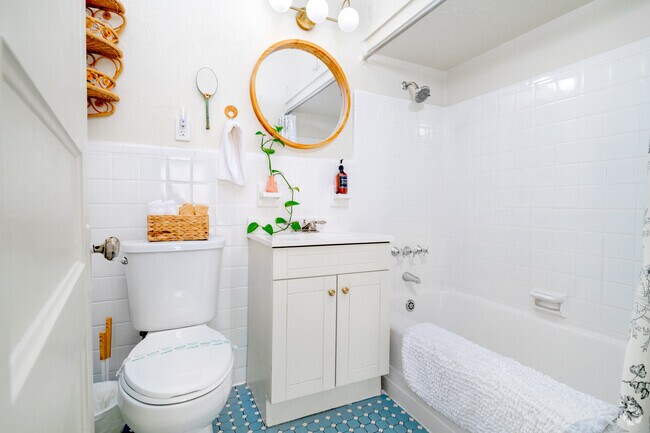 1BR, 1BA - 375SF - Bathroom