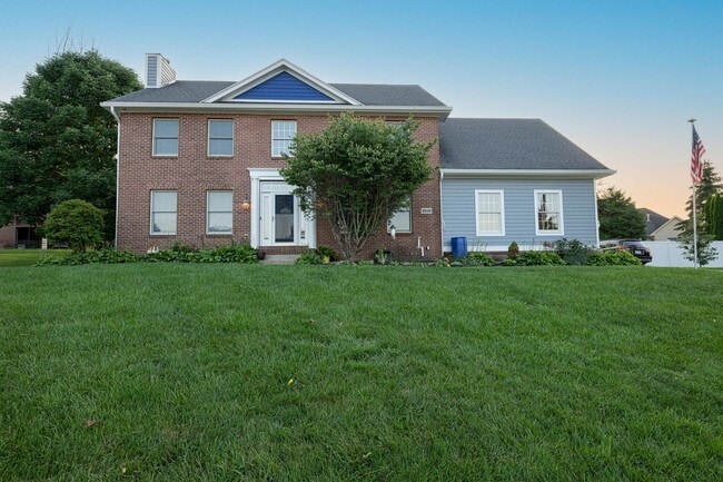 Building Photo - Immaculate 4 bed 3.5 bath w/2 offices, eat... Rental