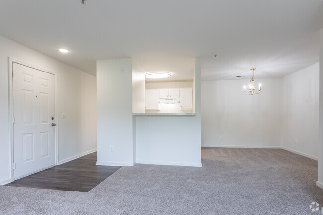 2BR, 1BA - 877 SF