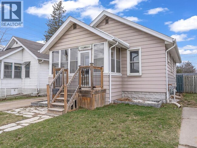 Photo - 410 Foch Ave