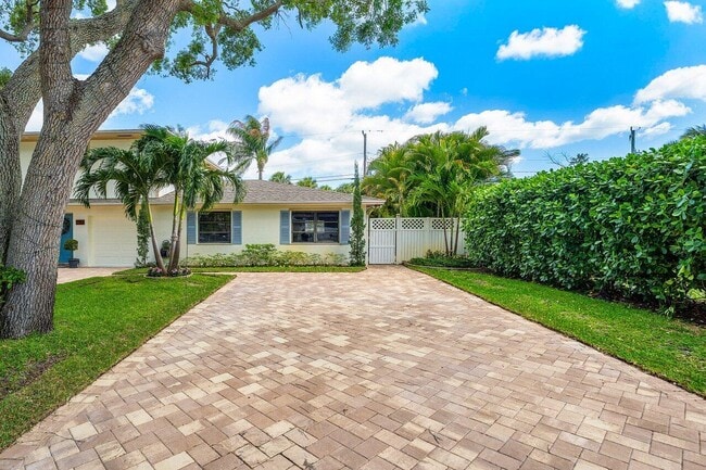 Building Photo - 2103 N Palm Cir