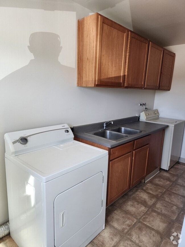 Building Photo - 1559 W 7th St Rental
