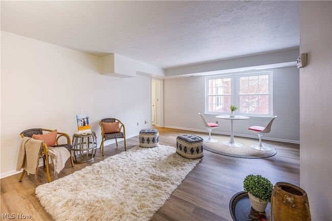 Photo - 19436 Van Aken Blvd Unidad 105