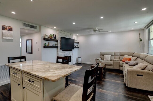 Photo - 2400 NE 10th St Unit 402