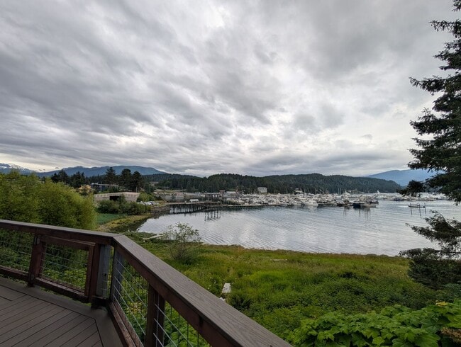 Unfurnished, 3Bd/2Ba+Den Auke Bay Home, Lo... - Unfurnished, 3Bd/2Ba+Den Auke Bay Home, Lo...