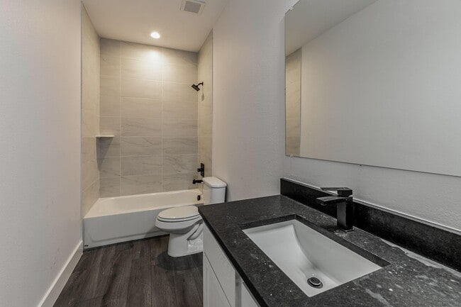 Photo - 770 Elwayne Ave