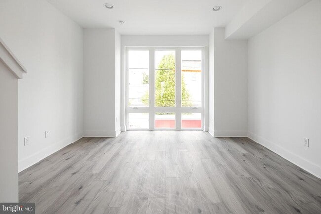 Building Photo - 2032 E Susquehanna Ave Unit 2