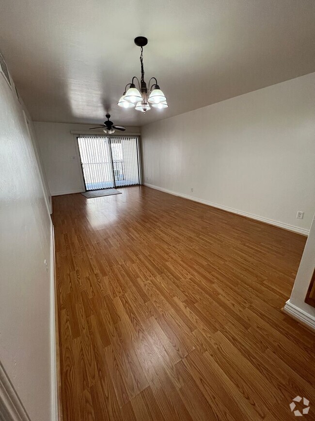Building Photo - AVAILABLE NOW! Village at University Heigh... Rental