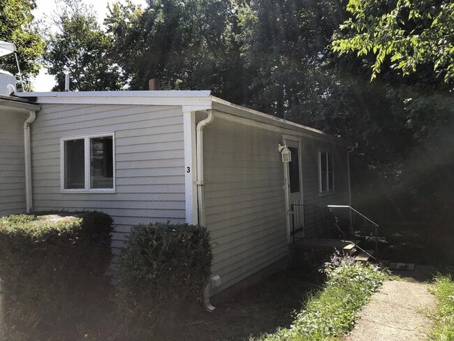 Private Entrance - 1350 Pleasant St Townhome
