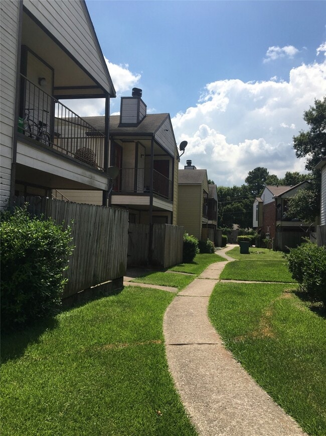 Building Photo - 13480 S Thorntree Dr Unit 303