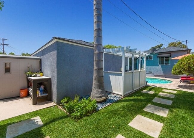 Photo - PRIVATE HOUSE.. POOL. 3 Bedroom + 2 Bath. In UNIT WASHER / DRYER