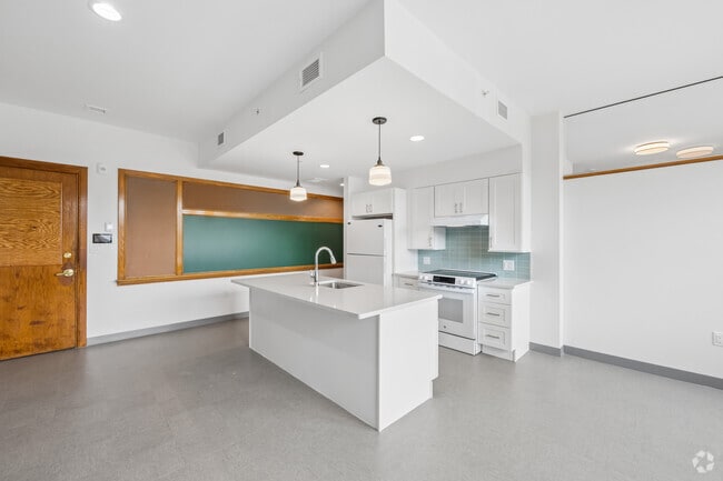 1BR, 1BA - 600SF - Kitchen
