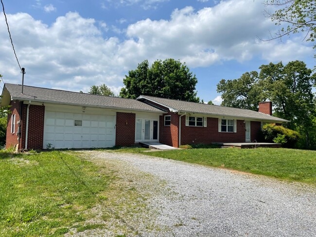 Building Photo - Great HOME !! Lots of Storage!!
