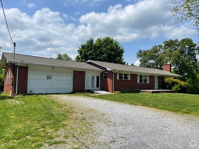 Building Photo - Location & Convenience!!! Rental