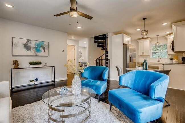 Photo - 240 Holly Rd NW