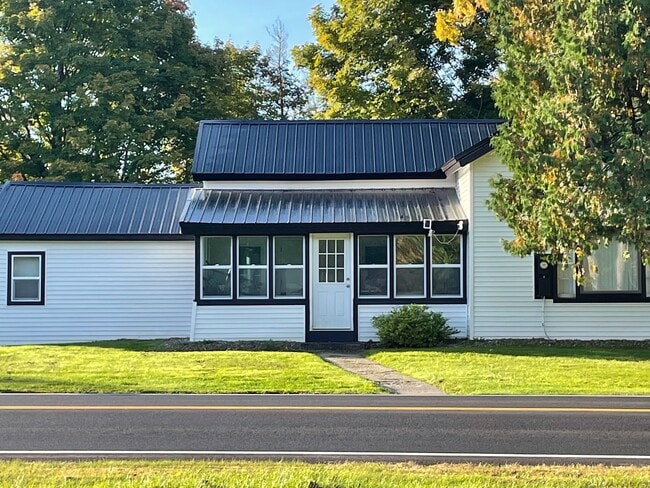 Building Photo - 3 Bedroom, 1 Bath Farmhouse Jamesville-DeWitt School