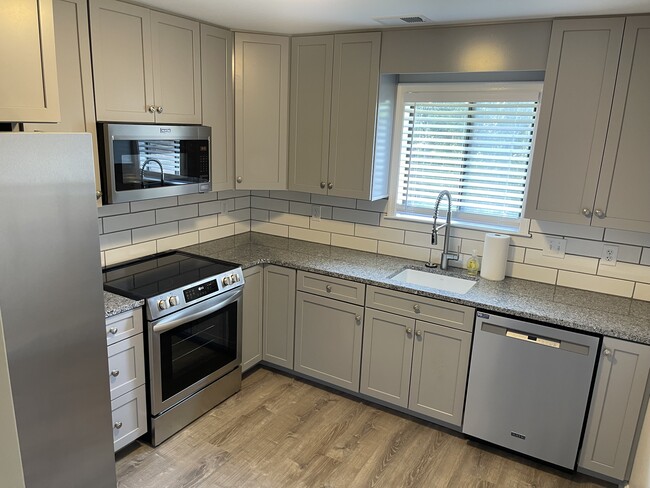 Building Photo - 938 Cold Spring Rd Unit Clearview Manor #12 Rental