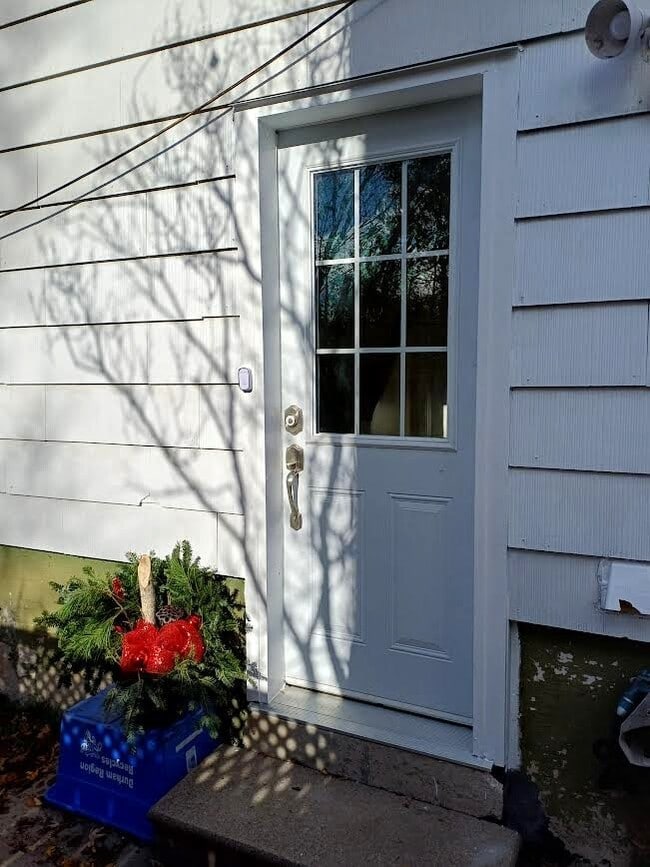 Entrée séparée. Seulement 6 marches à descendre. - 712 Lublin Av Unité LOWER