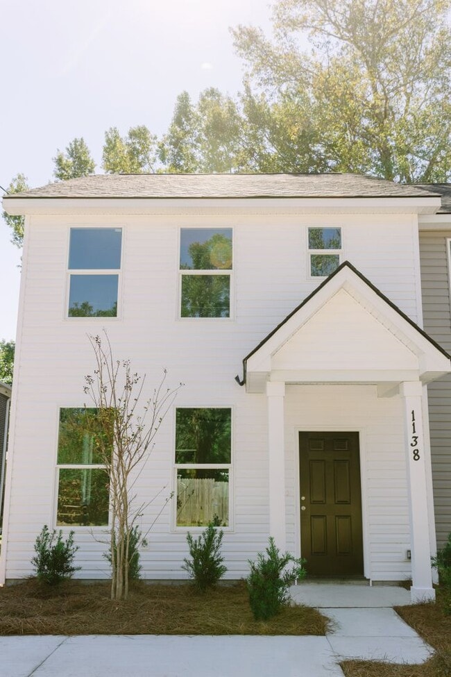 Building Photo - 3BD/2.5BA TOWNHOUSE-Walking Distance to Avondale, Greenway and Short Drive to Downtown Charleston...