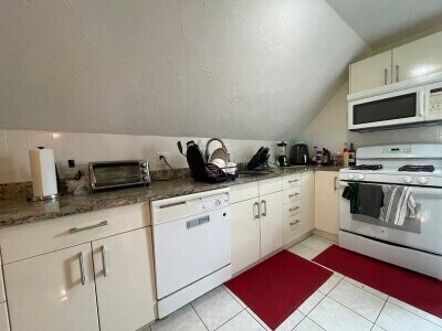 Building Photo - 65 Fairbanks St Unit 2 Rental