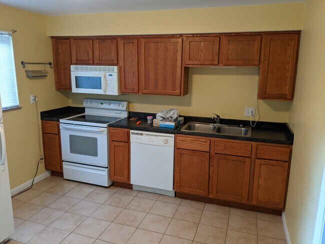 Large eatin kitchen - 3005 Fairway Dr Unit #2